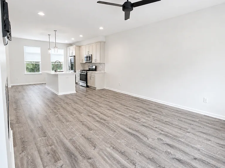 655 Jenny Way — Photo 3