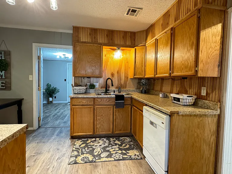 1240 E Walnut St — Photo 14