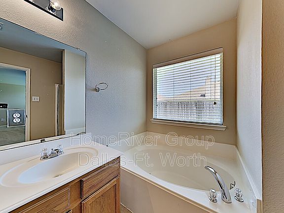 5th image of 2832 Blue Heron Dr