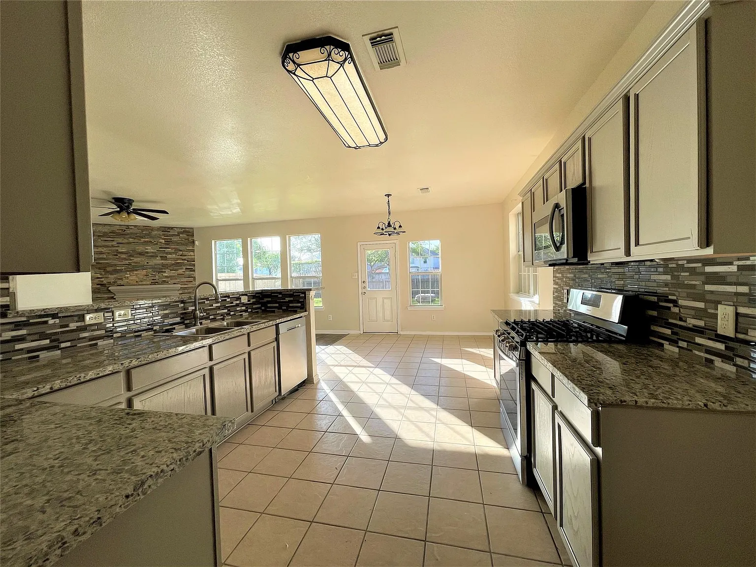 4 bed, 2.5 bath, 3064 sqft, $2,300 — Photo 4