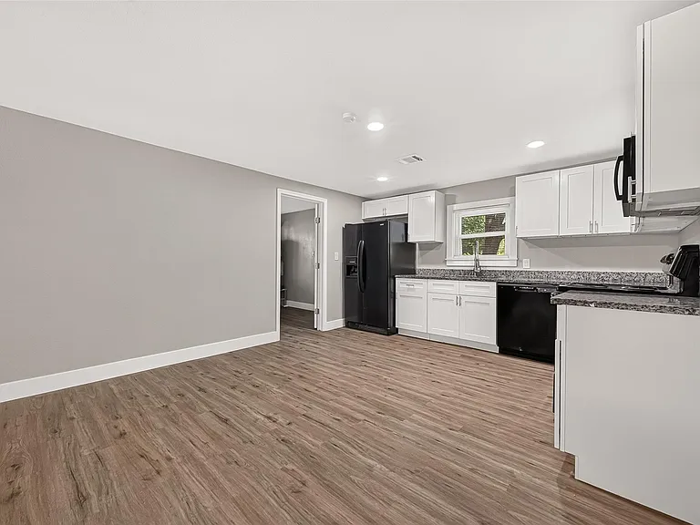 1213 Allen St — Photo 11