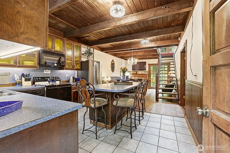 5th image of 303 E 11th Street