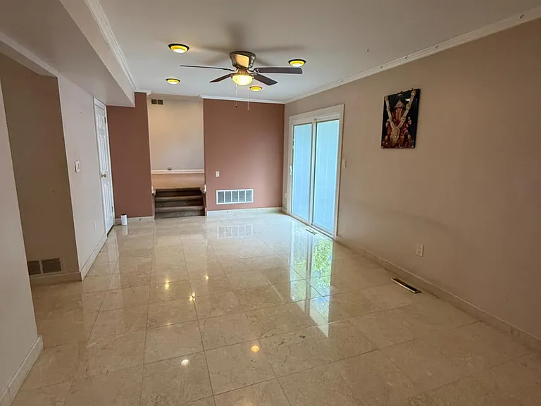 43 Jonathan Dr — Photo 12