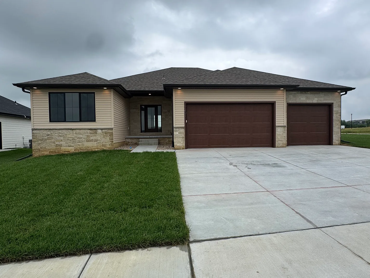 5 bed, 3210 sqft, $4,025 — Photo 1