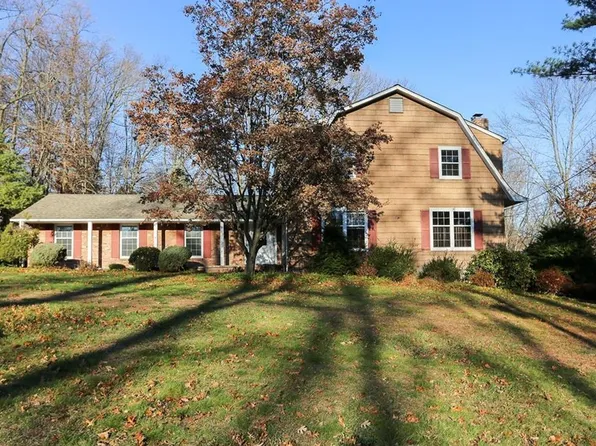 6 Stonehedge Dr, West Nyack, NY 10994