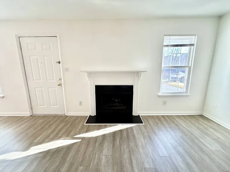 1441 Deerpond Ln — Photo 4