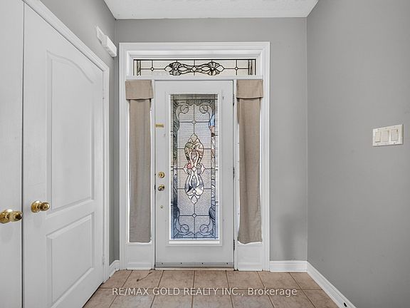 3rd image of 104 Everingham Cir