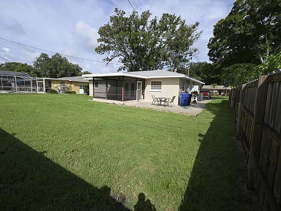 4th image of 238 NW Lincoln Cir N