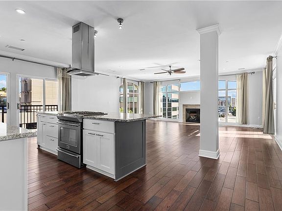3rd image of 4528 Belleview Ave APT 302
