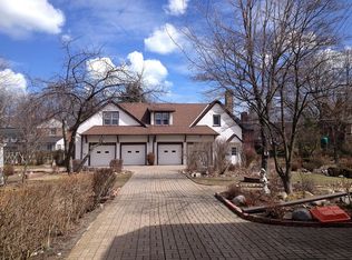 1008 Bishop Rd, Grosse Pointe Park, MI 48230