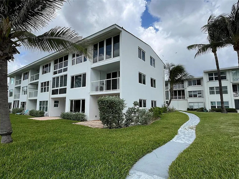 1041 E Hillsboro Blvd #3 — Photo 21