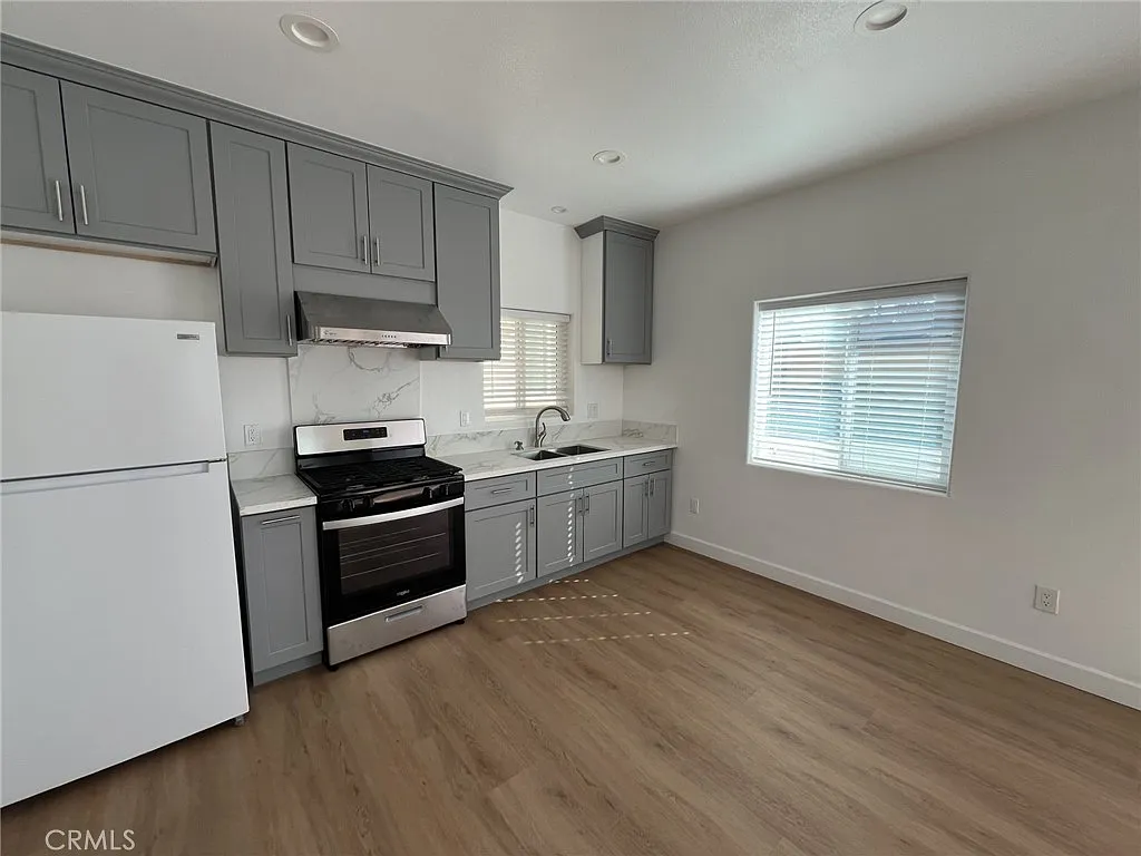2 bed, 730 sqft, $2,700 — Photo 2