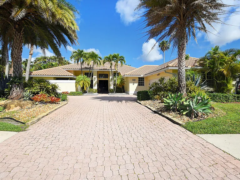 8320 Desmond Dr — Photo 3