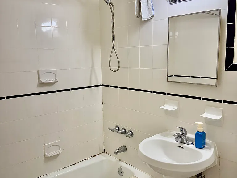 69 Croton Ave #3J — Photo 7