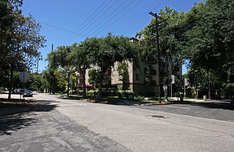 4th image of 15009 Moorpark St #1B-1Ba-750Sqft