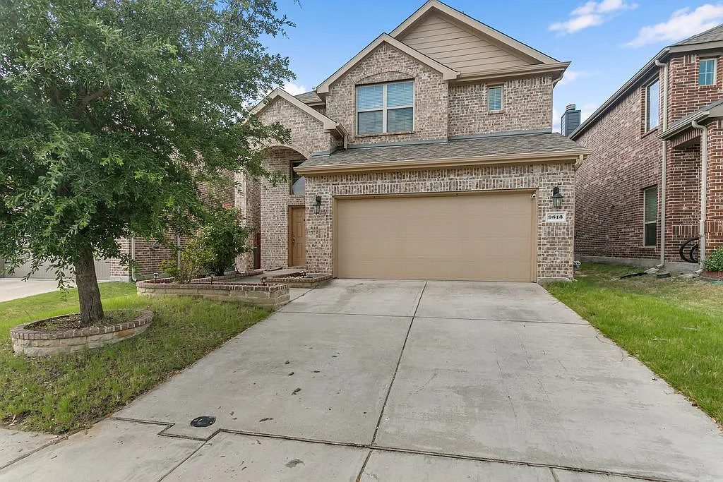 3 bed, 2204 sqft, $2,495 — Photo 2