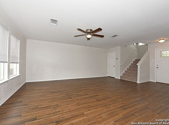 3rd image of 418 Yellowwood Dr