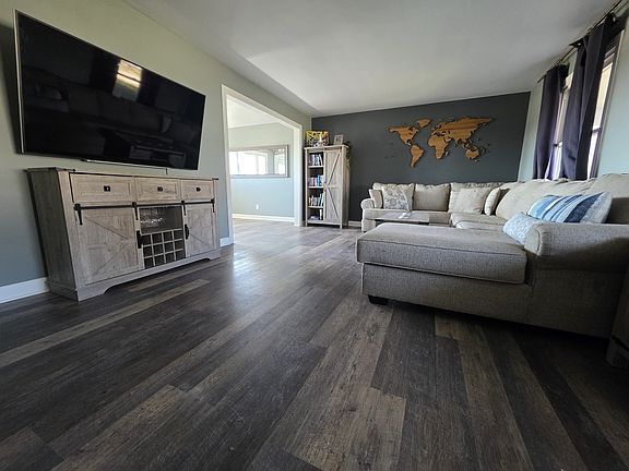3rd image of 651 Dartmoor Dr