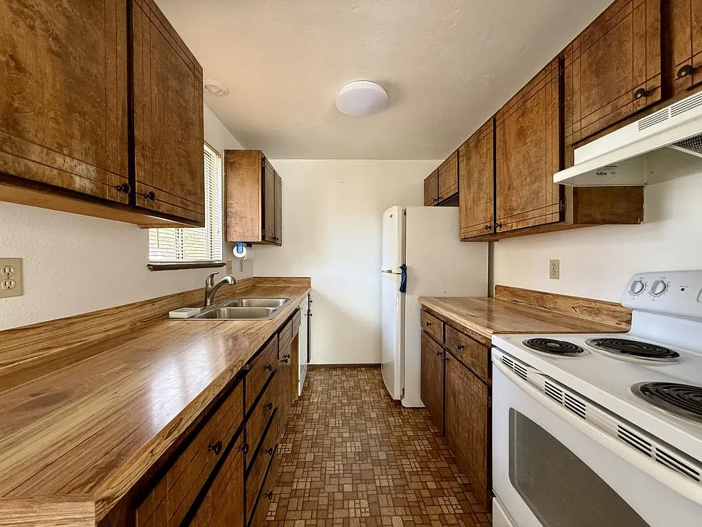 572 SW G St — Photo 4