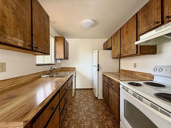 4th image of 572 SW G St