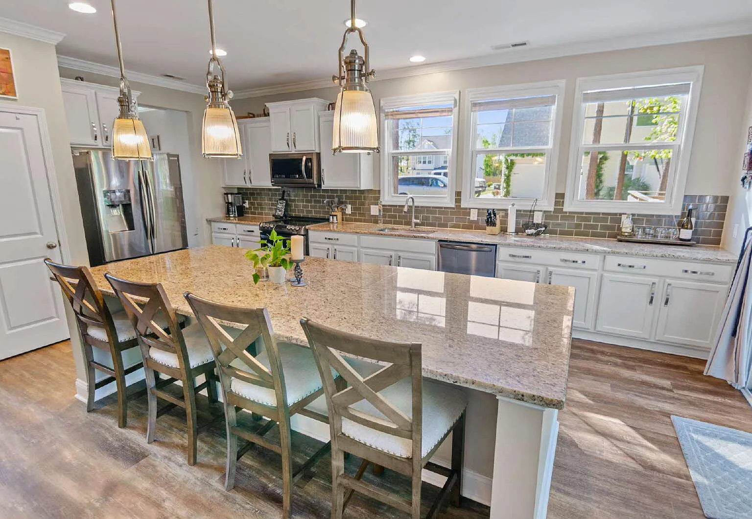 4 bed, 3.0 bath, 2736 sqft, $3,200 — Photo 4