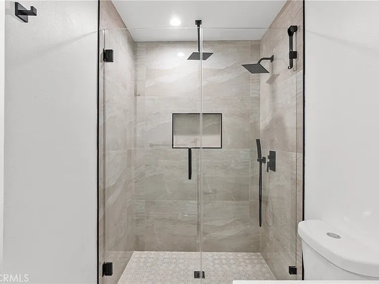 18417 Collins St #D — Photo 31