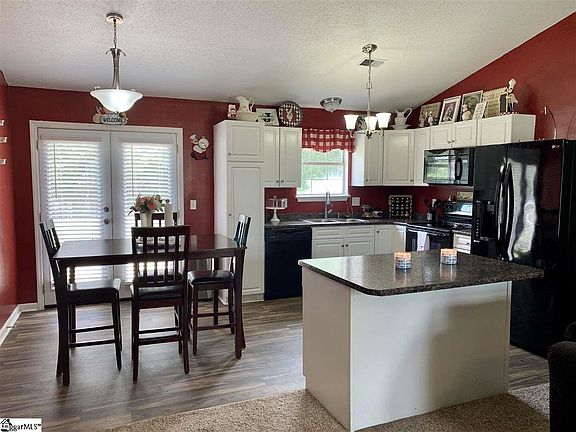 4th image of 410 Country Gardens Dr