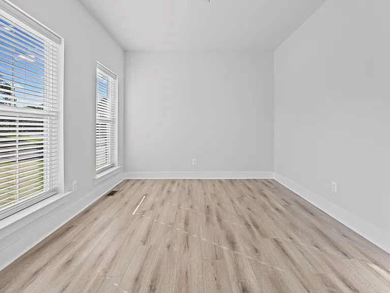 112 Rose Ct — Photo 2