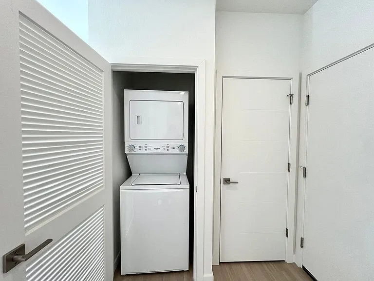 Greenwich Ave Apartments — Photo 35