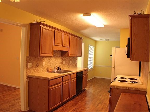 4th image of 105 Bridlewood Trl