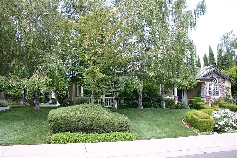 1st image of 916 Fairview Dr