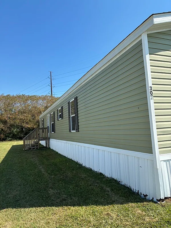 3 bed, 2.0 bath, 901 sqft, $950 — Photo 1