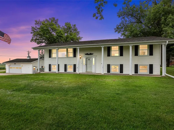 7405 Beverly Rd SW, Fairfax, IA 52228