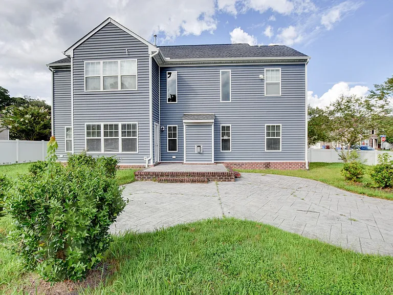 813 Evelyn Way — Photo 4