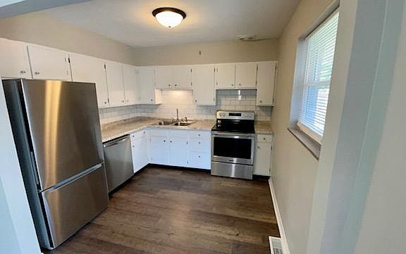 4th image of 396 Cambridge Dr
