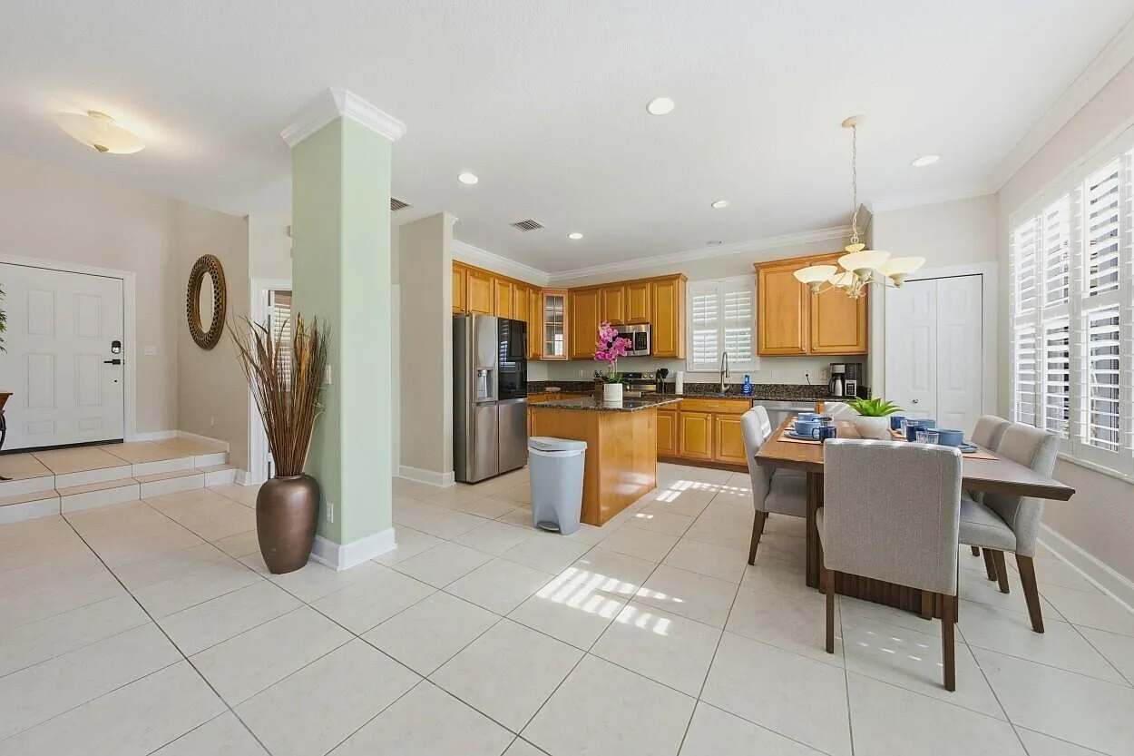 4 bed, 2088 sqft, $5,650 — Photo 2