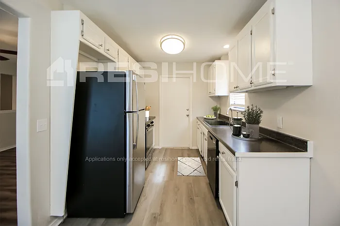 3 bed, 2.0 bath, 1100 sqft, $1,380 — Photo 2