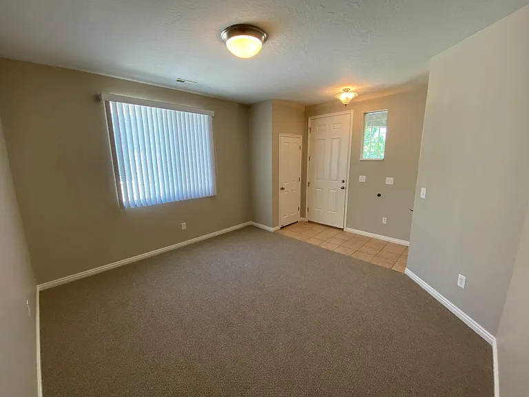 1140 York Dr — Photo 3