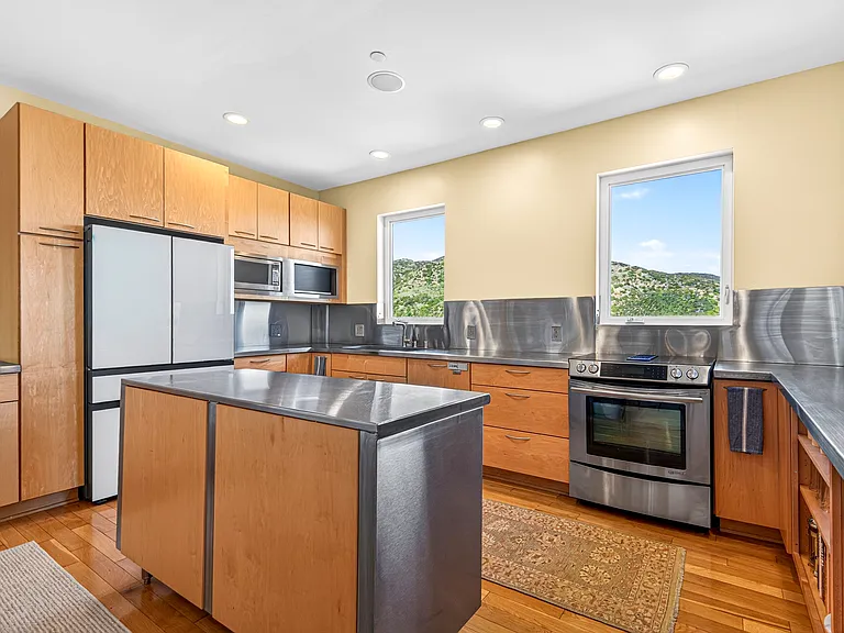 4302 Ocean View Dr — Photo 18