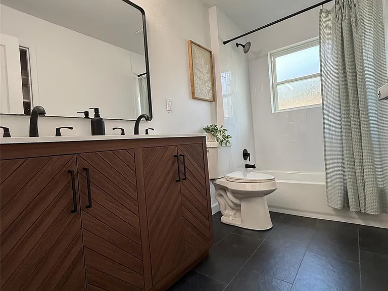 2726 Yale St — Photo 40