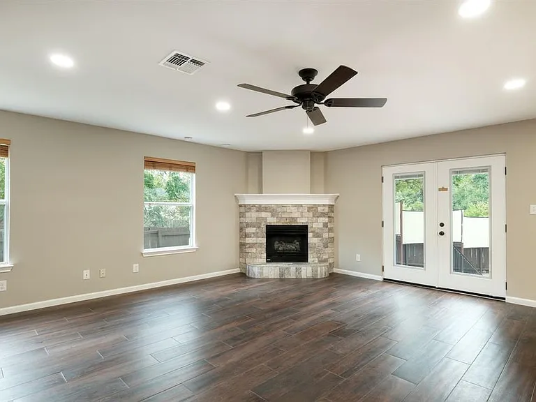 2412 Willow Way — Photo 3