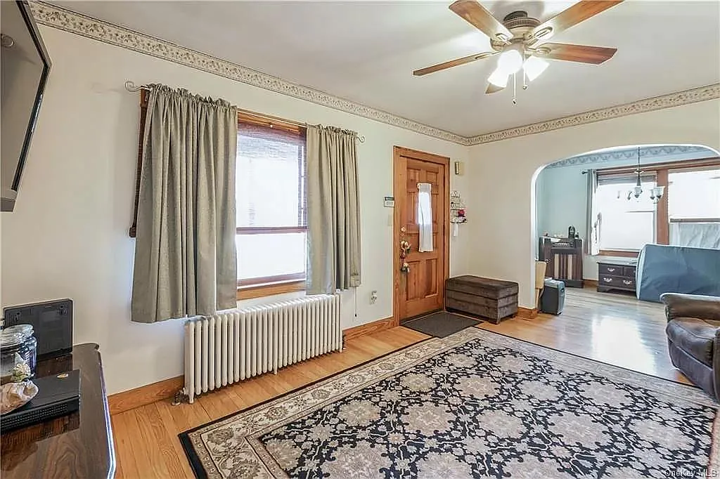 3 bed, 960 sqft, $3,200 — Photo 3