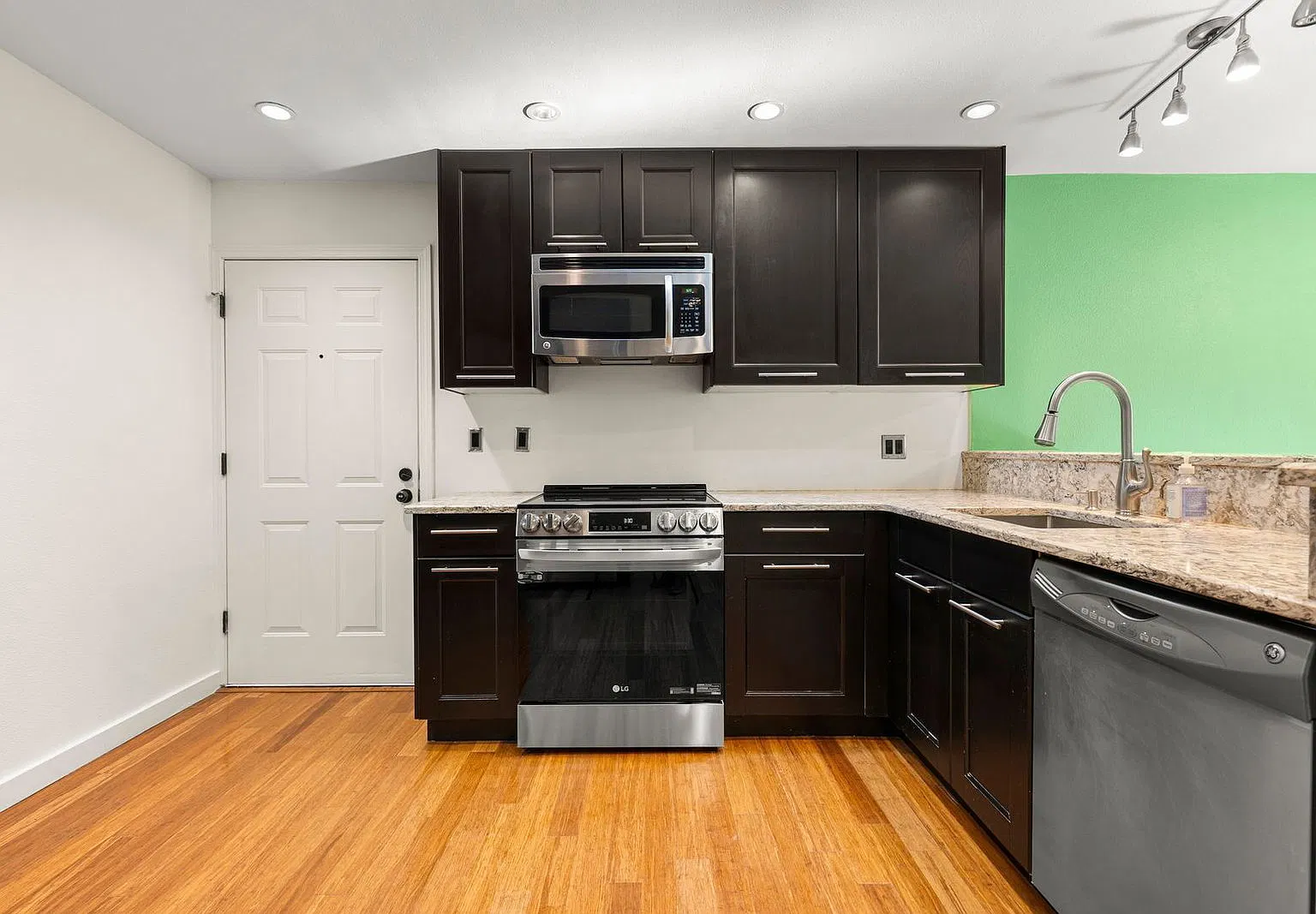 2 bed, 2.0 bath, 897 sqft, $2,150 — Photo 3