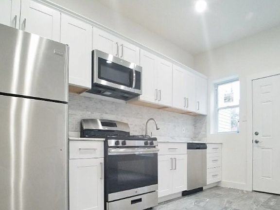 5th image of 366 E 26th St