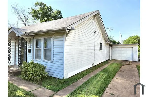 Building Photo - 1512 SW D Ave