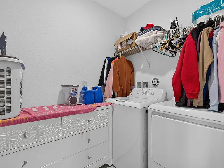 608 NE Waters Edge Ln — Photo 28