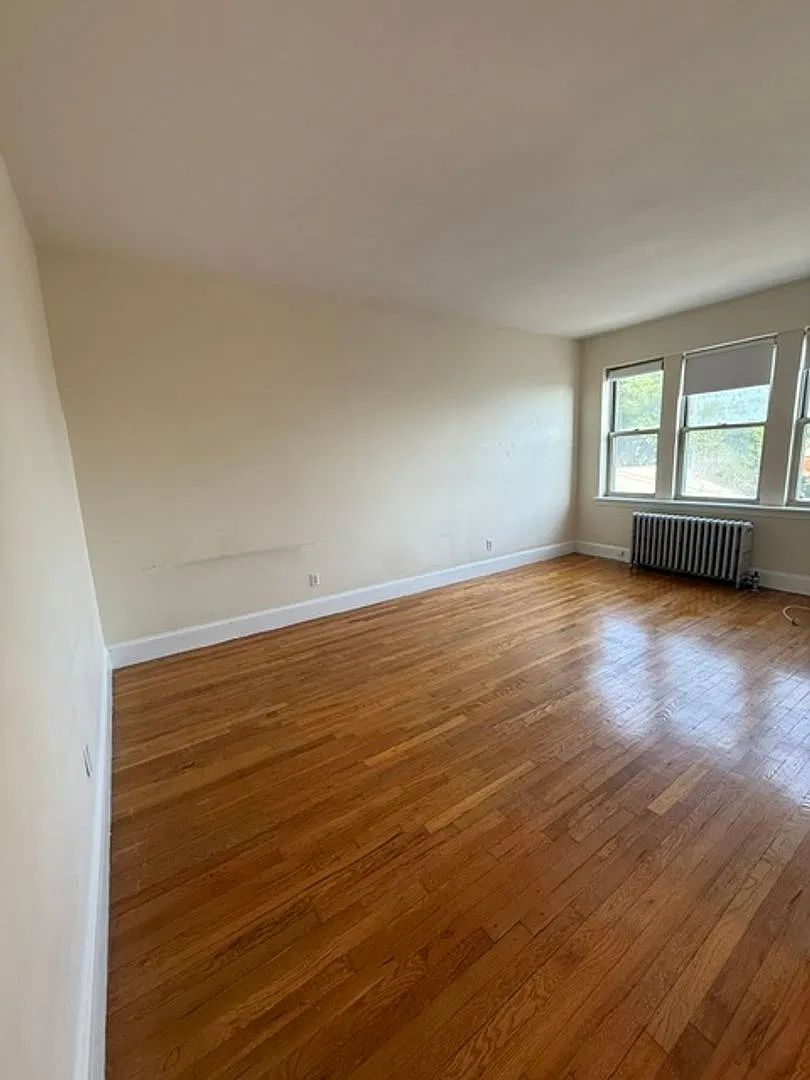 Spacious studio with great location in Brighton available NOW! — Photo 1