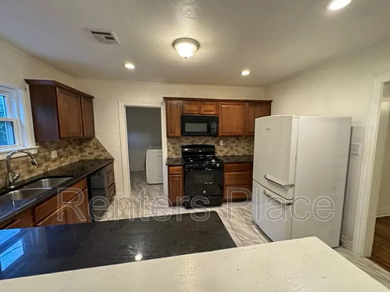2233 N Denver Blvd — Photo 6