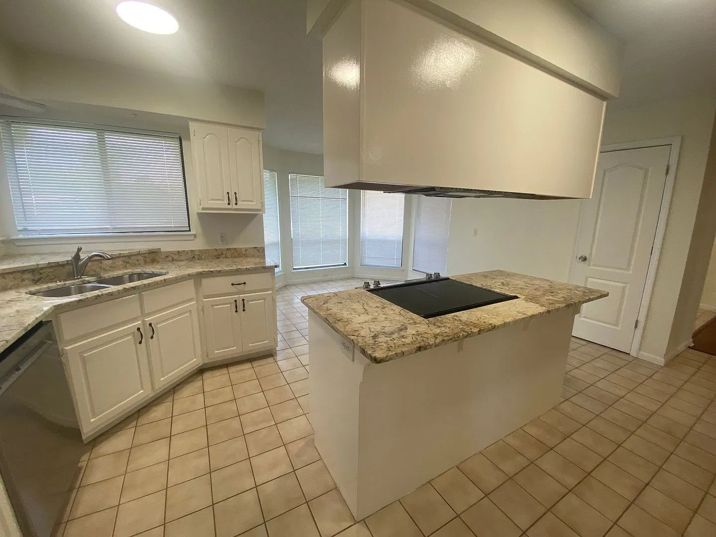 Expansive 3Bed/2Ba Home in a Cul-de-Sac Near Tyndall AFB! *1/2 OFF 1st Month's Rent!* + *Military... — Photo 3