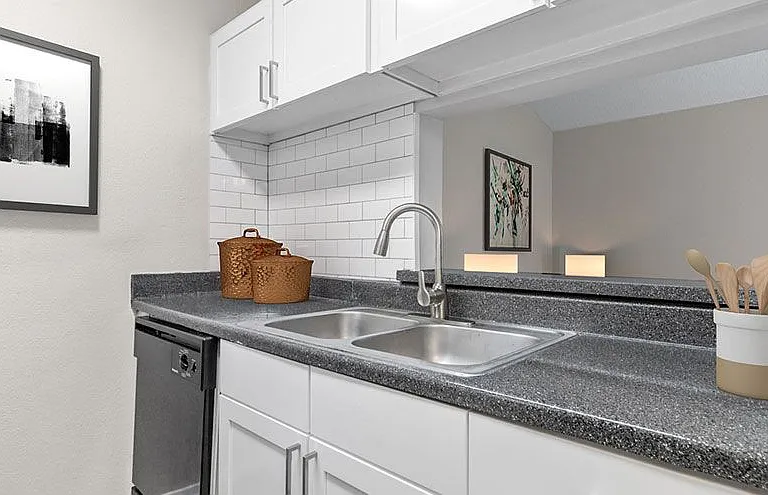 Hollytree Apartments — Photo 15